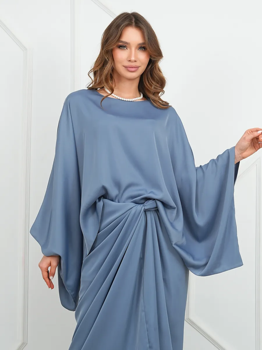 Модель RICH HOLY в атласном костюме цвета dusty blue